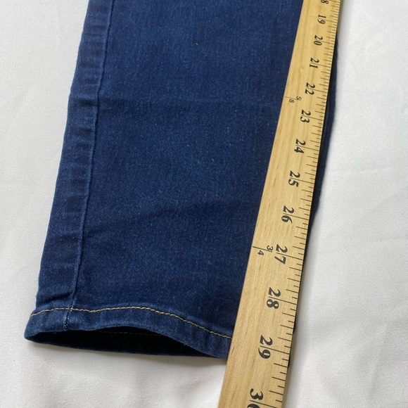 Signature Levi Strauss Mid Rise Skinny Plus Jeans - Picture 2 of 9